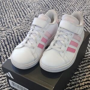 Adidas Unisex Child Grand Court. White and Pink Classic Sneakers with Velcro